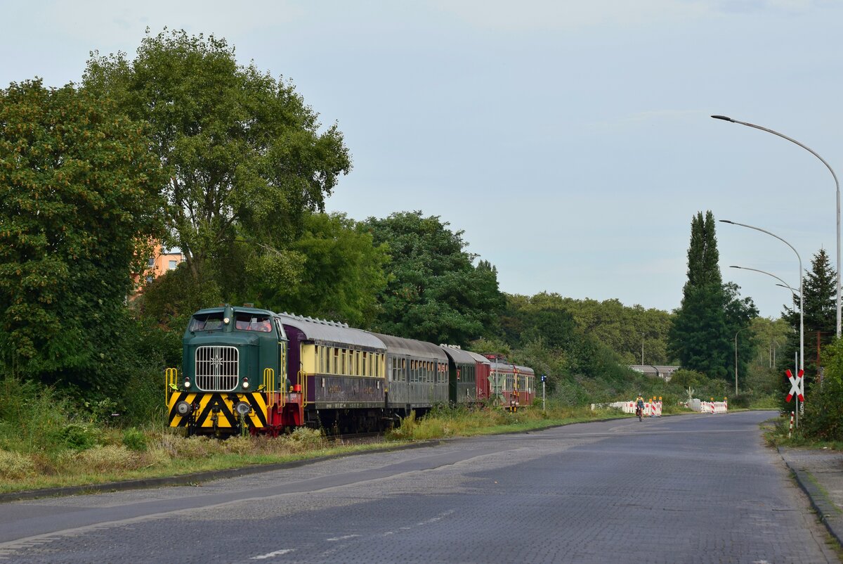 Die ehemalige RWE Frimmersdorf Lok 2 zieht den Museumszug für die Sonderfahrten über das HGK Netz in den Niehler Hafen. Am Haken hat sie eine Rheingoldwagen von 1928, einen SIlberling sowie eine Donnerbüchse. Am Zugschluss befindet sich der ET57. 

Köln 07.09.2024