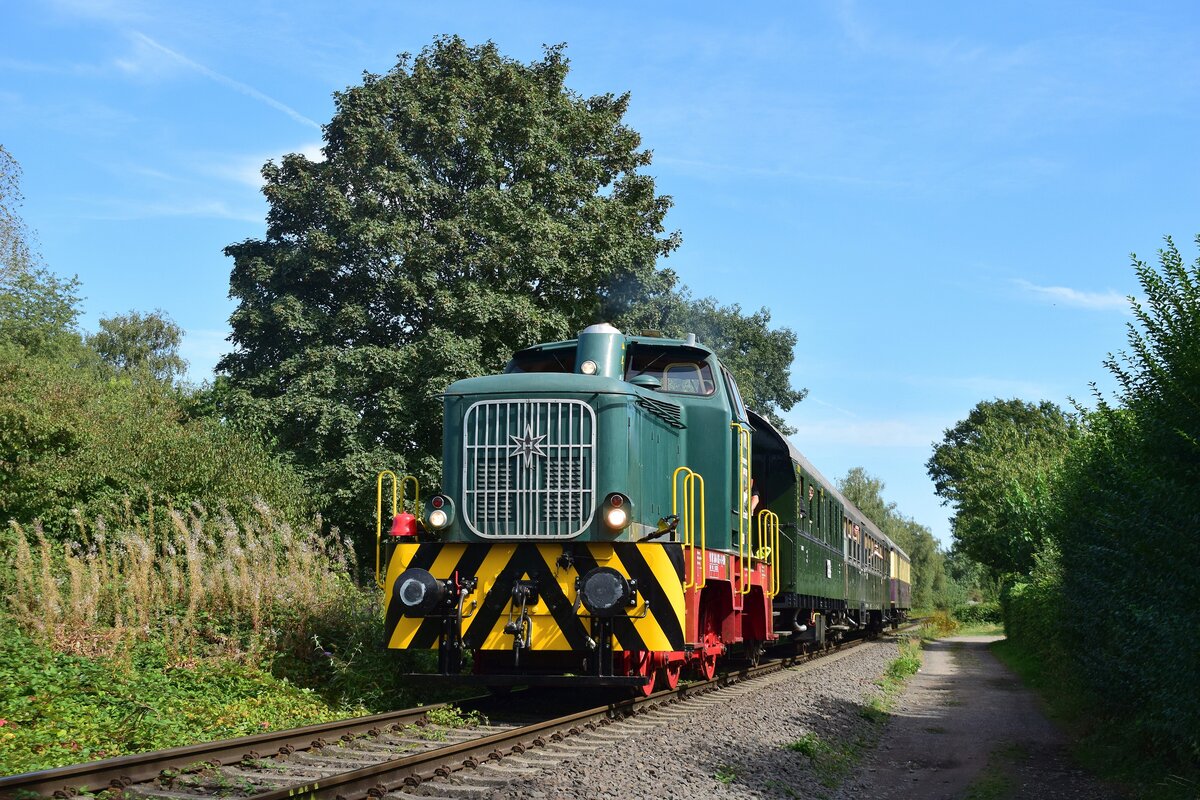 Die ehemalige RWE Frimmersdorf Lok 2 zieht den Museumszug durch Köln Ossendorf in Richtung Frechen.

Köln 07.09.2024