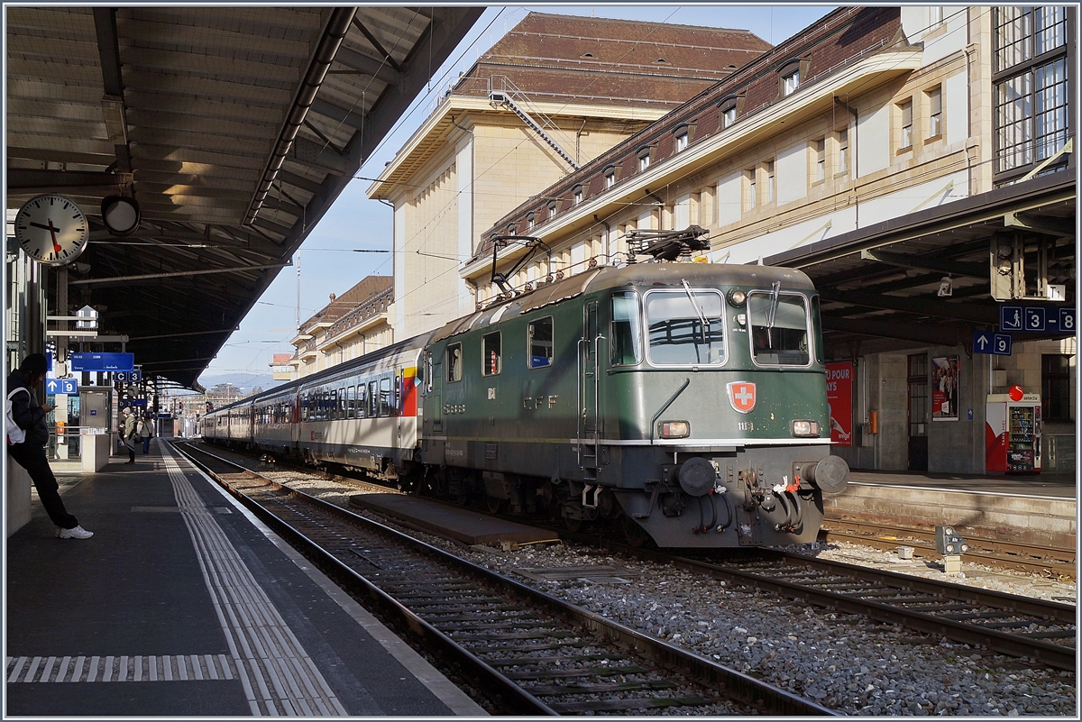 Die ehemalige TEE Lok und nun letzte grüne Personenverkehrs Re 4/4 II 11161 in Lausanne rangiert einen RE, der am Abend nach St-Maurice fahren wird. 

20. Feb. 2020