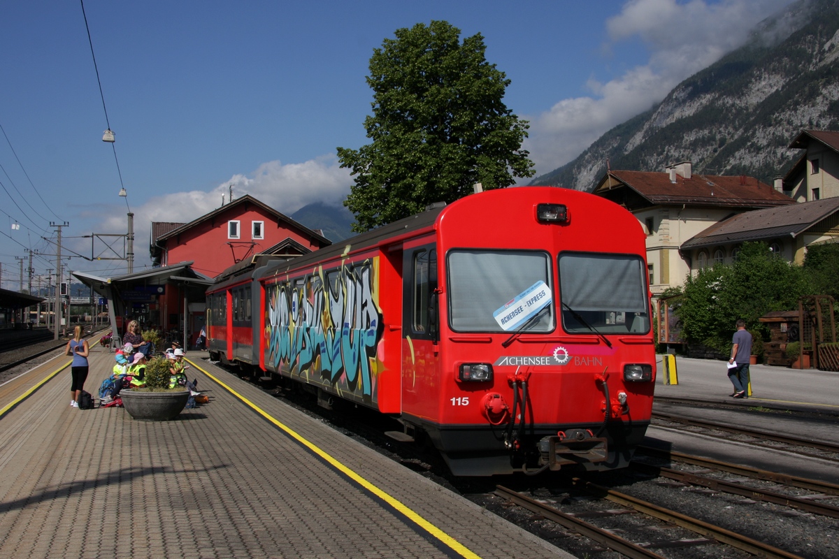 Die ehemaligen Fahrzeuge der Appenzeller Bahn, Stw. 115 + BDeh 4/4 15, jetzt Eigentum der Achenseebahn, im Bf Jenbach am 17.06.2019. Diese Fahzeuggarnitur wirbt für das Projekt Achenseebahn NEU. Leider haben auch unerwünschte Typen den Steurwagen schon für ihre Zwecke mißbraucht. 