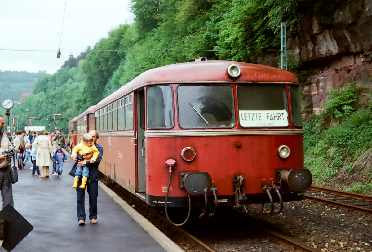 Die Einstellung der DB-Bahnstrecke Weil der Stadt - Calw war für mich die erste Einstellung einer Eisenbahnlinie, welche ich selbst erlebt habe- ich war erst 13. Am Tag der Einstellung regnete es und das bot sozusagen den richtigen Rahmen für die Einstellung. Ich wählte einen der letzten Züge von Calw nach Weil der Stadt zurück (vielleicht war es der letzte). Dabei musste ich das Weinen unterdrücken - vielen Fahrgästen ging es ebenso. Alle wussten-und keiner verstand es - der Zug nach Weil der Stadt würde ab dem 28.05.1983 so nie wieder fahren.   