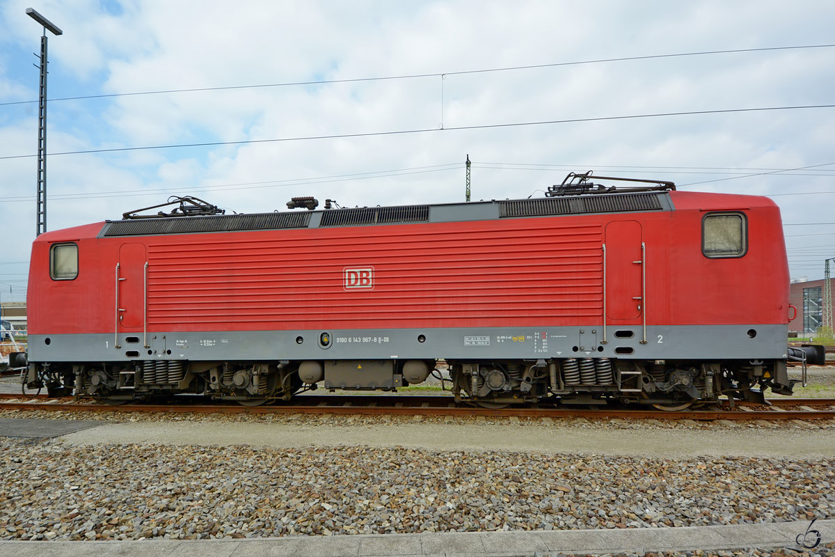 Die Elektrolokomotive 143 867-8 Anfang April 2017 in Dresden-Altstadt.