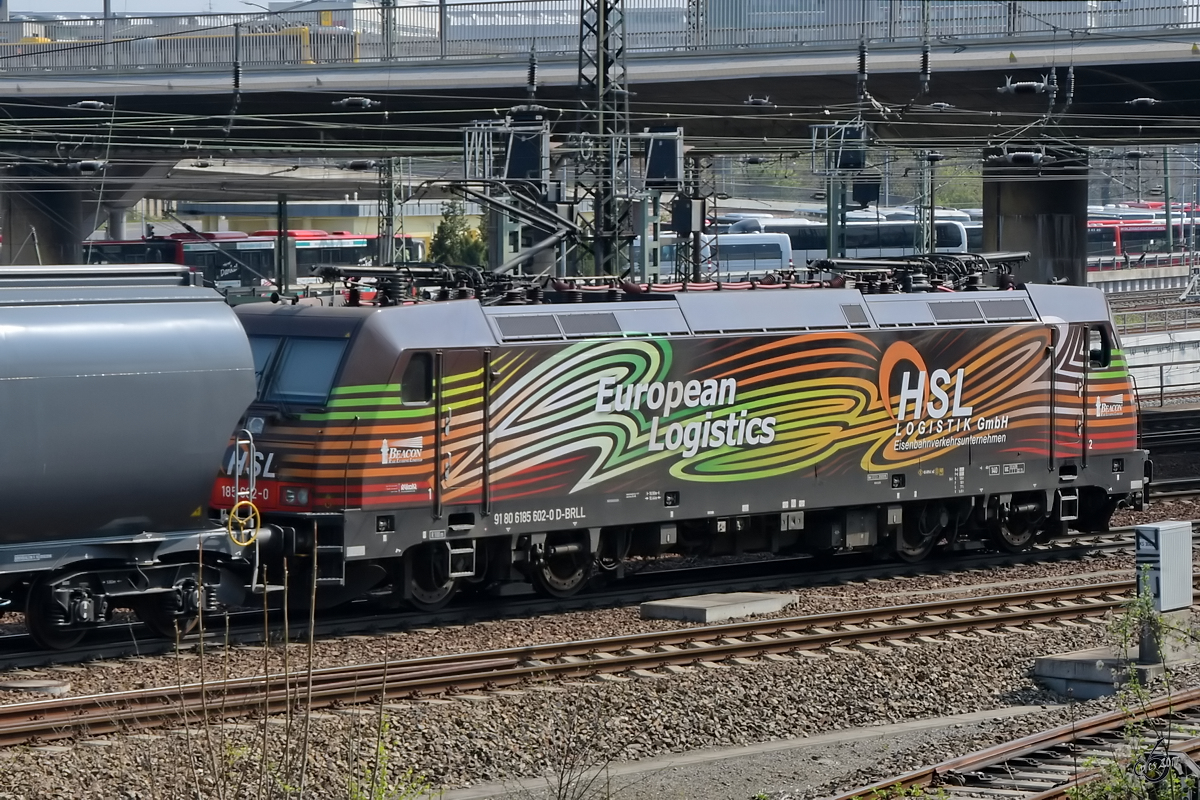 Die Elektrolokomotive 185 602-0 war Anfang April 2017 mit einem Güterzug in Dresden zu sehen.