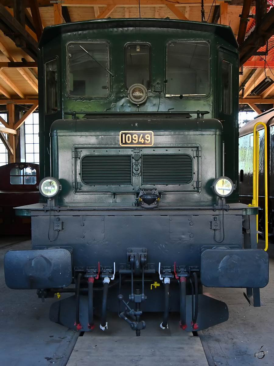 Die Elektrolokomotive Ae 4/7  10 949  wurde 1931 gebaut und war bis 1996 auf dem schweizerischen Streckennetz unterwegs. (Bahnpark Augsburg, Juni 2019)