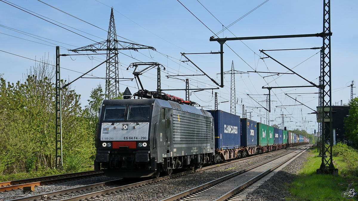 Die Elektrolokomotive E 189-290 (ES64F4-290) war Anfang Mai 2021 in Lintorf mit einem Containerzug zu sehen.