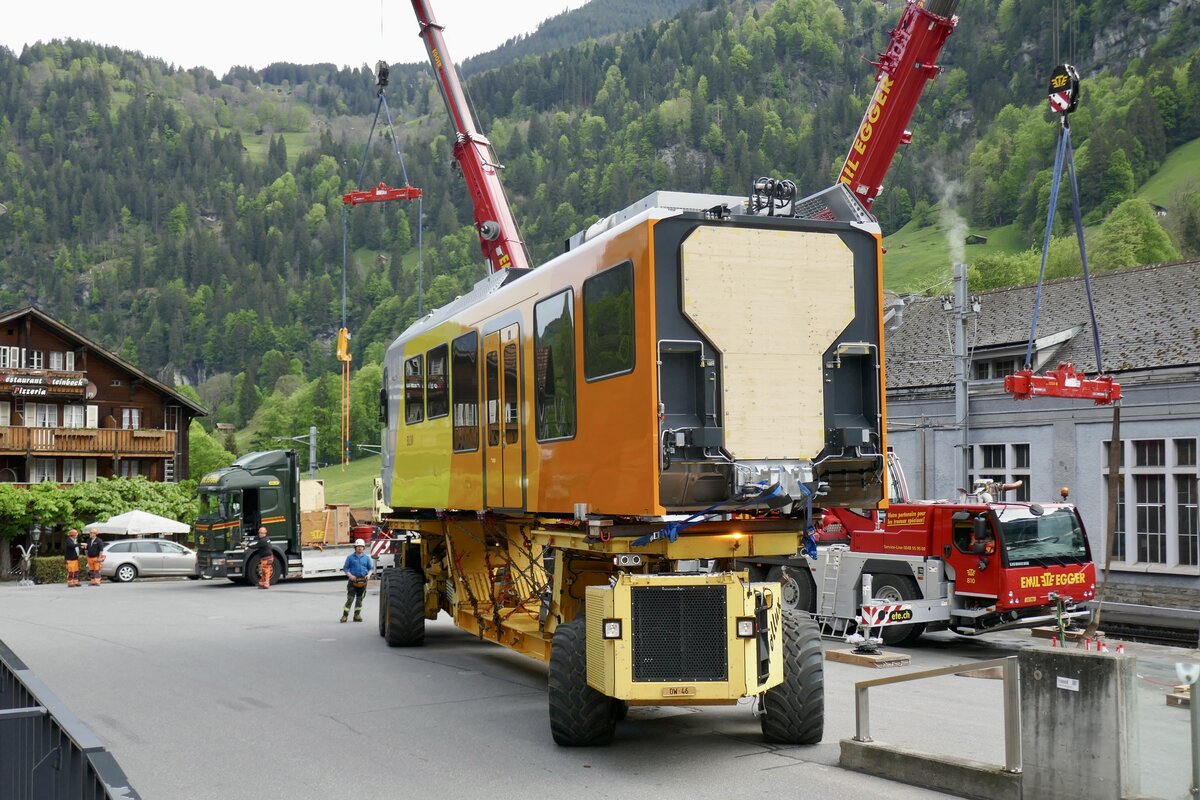 Die ersten Meter werden mit dem ersten Zugteil des Be 4/6 101 auf dem Castor/Pollux am 13.5.24 beim Bahnhofplatz Lauterbrunnen zurückgelegt.