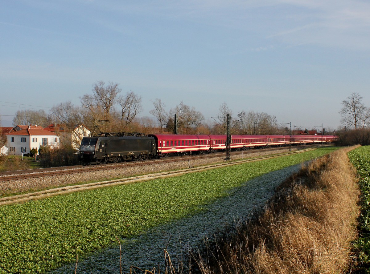 Die ES 64 F4-036 mit einem Flüchtlingssonderzug am 28.12.2015 unterwegs bei Langenisarhofen.