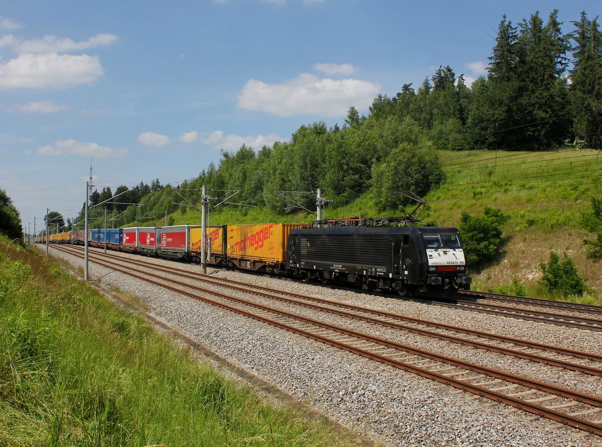 Die ES 64 F4-092 mit einem KLV-Zug am 10.06.2016 unterwegs bei Unterweilbach.