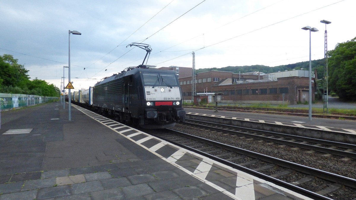Die ES 64 F4- 445 alias MRCE 189 445 mit einem Güterzug Richtung Süden durch Königswinter , Den 31.05.2015