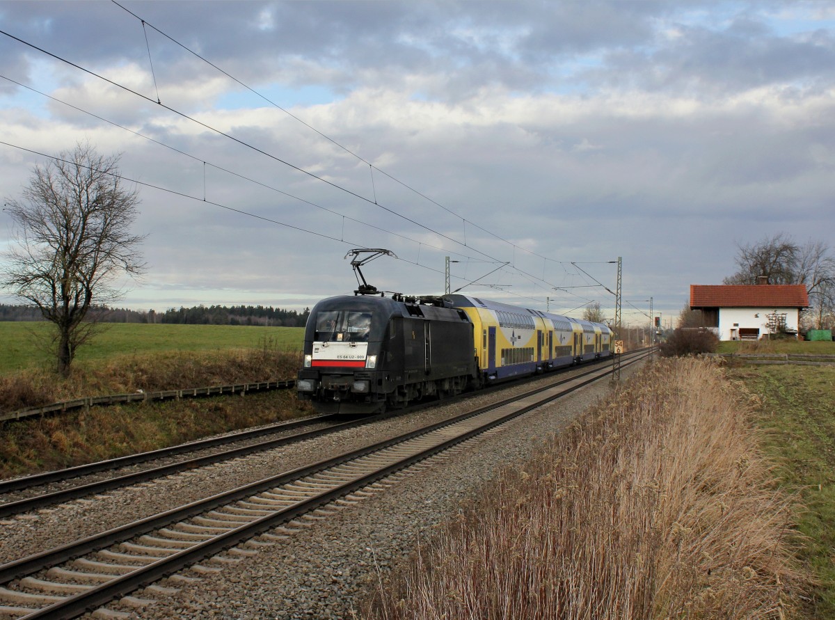 Die ES 64 U2-009 mit einem M nach Salzburg am 23.12.2013 unterwegs bei Hilperting.