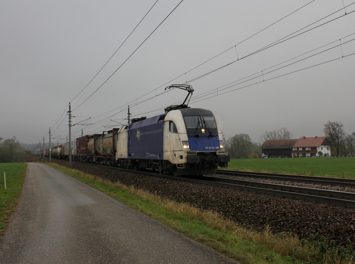 Die ES 64 U2-060 mit einem  KLV-Zug am 09.11.2014 unterwegs bei Heitzingerau.