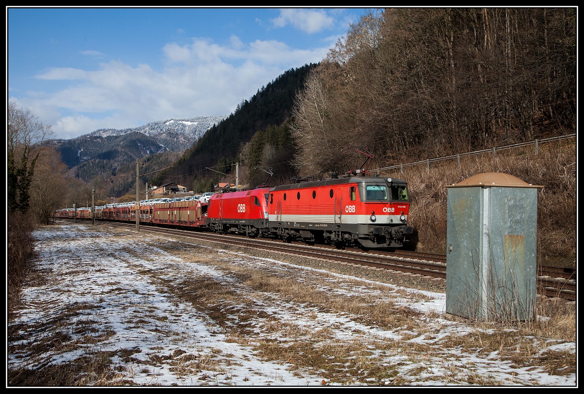 Die Fernsprechbuden entlang der Bahnstrecken sind im modernen Bahnbetrieb nicht mehr notwendig und werden bei Gelegenheit abgetragen. Sie sind durch verschiedene Funkssysteme ersetzt wurden. Ein Güterzug bespannt mit 1144 068 + 1116 120 passiert hier ein solches Relikt aus der Vergangenheit. Das Bild entstand zwischen Pernegg und Mixnitz - Bärenschützklamm am 14.02.2018.