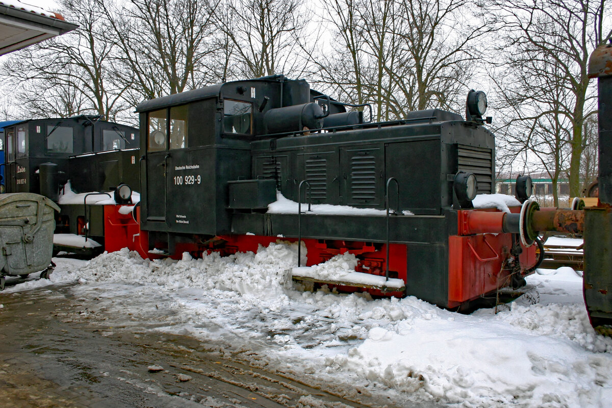 Die frühere Köf 5729 am 15.03.2006, seit 1970 bei der DR als 100 929 bezeichnet, beim HNG e. V. in Röbel. Unter der DB-Nummer 310 929 ist an dieser Stelle eine weitere Aufnahme dieses Fahrzeugs veröffentlicht.