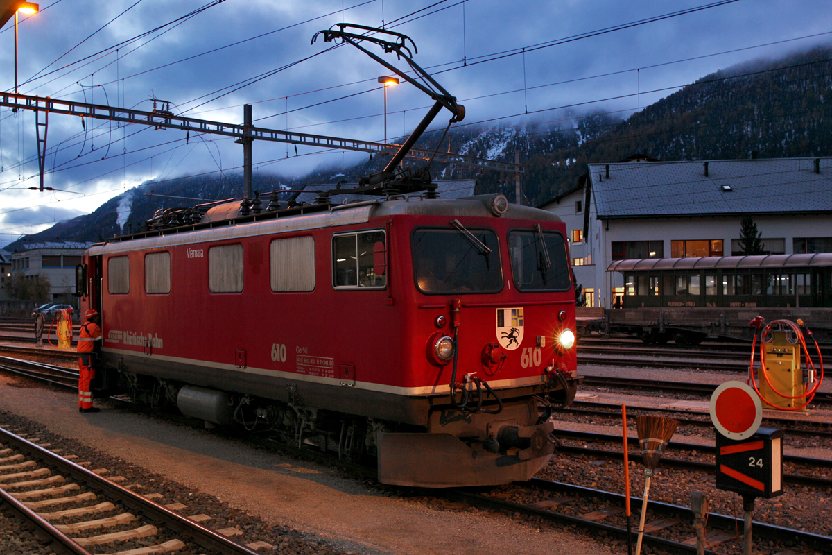 Die Ge 4/4 I 610  Viamala  steht am frühen Morgen im Bahnhof Samedan bereit.Bild vom 20.10.2015