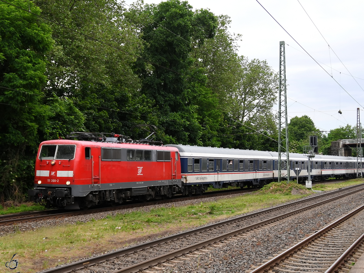 Die GfF-Elektrolokomotive 111 200 zieht einen zusätzlichen RB48-Ersatzzug, hier zu sehen im Juni 2021 bei der Durchfahrt in Wuppertal-Unterbarmen.
