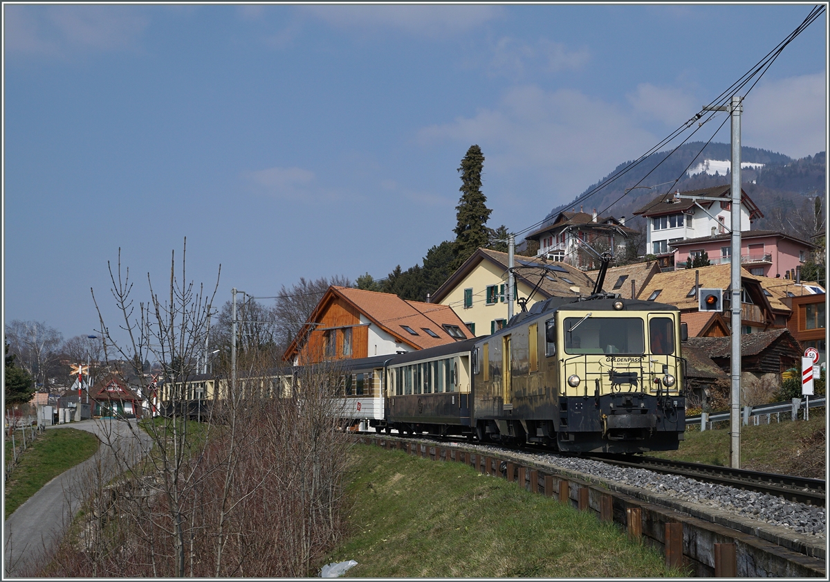 Die golden GDe 4/4  Schokoladenlok  führt bei Planchamp ihren Goldenpass Classic Zug 2212 von Zweisimmen Richtung Montreux.
13. März 2016 