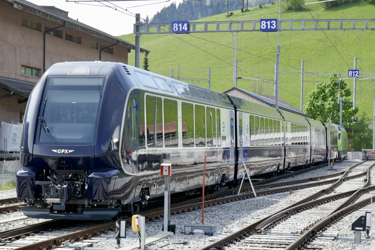 Die GoldenPass Express Komp 03 die am 19.5.23 im Bahnhof Zweisimmen abgestellt ist.