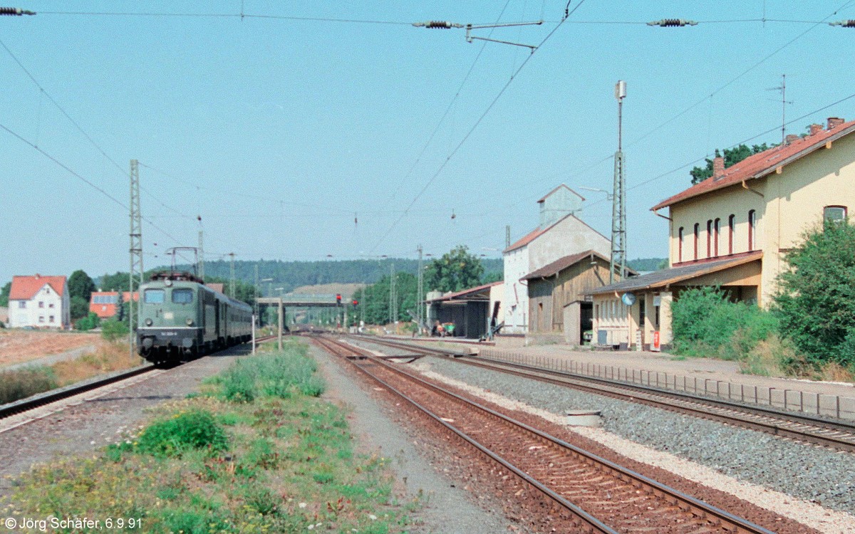 Die grüne E-Lok 141 029 fuhr am 6.9.91 mit einem Nahverkehrszug nach Ansbach in Lehrberg ein.