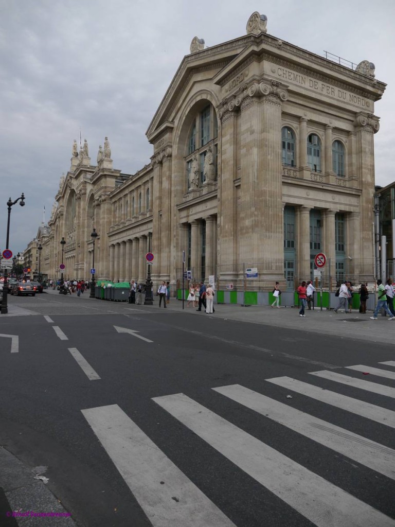 Die Hauptfassade des von der Chemin de Fer du Nord (Nordbahn) 1861-1865 errichteten Gare du Nord in Paris in der Ost-West-Ansicht. Die Fassade ist 180 m lang und hat eine Höhe von 43 m.
Täglich werden an diesem Kopfbahnhof etwa eine halbe Million Fahrgäste abgefertigt, wovon ca. 85% allerdings rein auf den Vorortverkehr entfallen.

Paris 2014-07-18