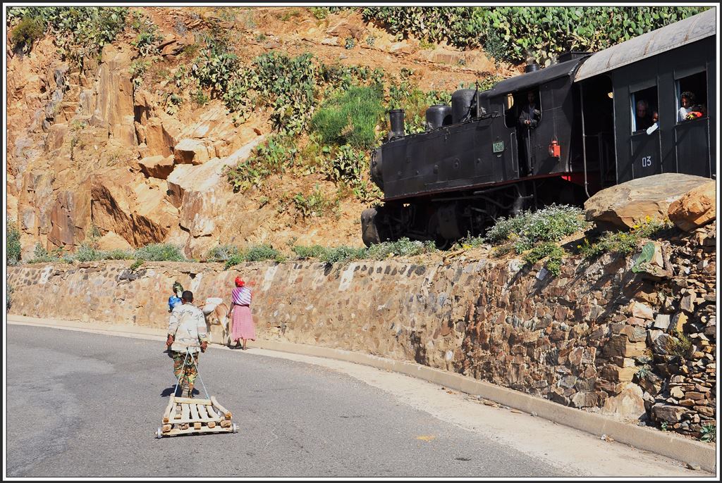 Die Hauptverkehrsstrasse zwischen Asmara und Massawa wird neben vielen Lastwagen und Bussen auch von Fussgängern mit ihren Tieren und Transportkarren benützt. (09.12.2014)