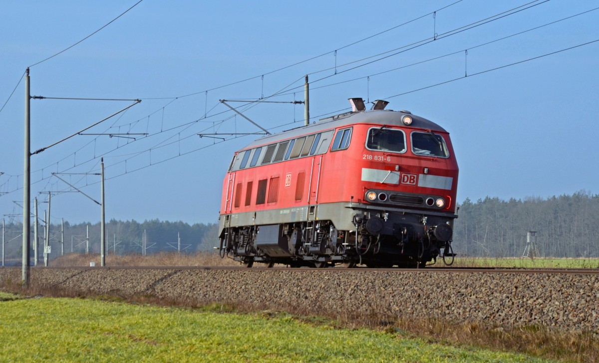 Die ICE-Abschlepplok 218 831 rollte am 19.02.15 Lz durch Burgkemnitz in Richtung Berlin.