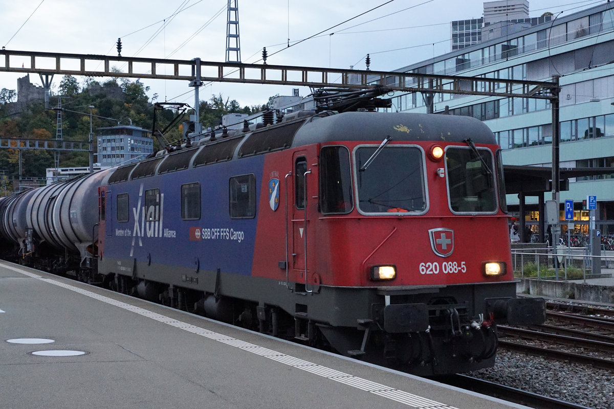 Die ixrail Re 620 088-5 LINTHAL mit einem Kesselwagenzug anlässlich der Bahnhofsdurchfahrt Baden vom 17. Oktober 2019 in der Abenddämmerung.
Foto: Walter Ruetsch 