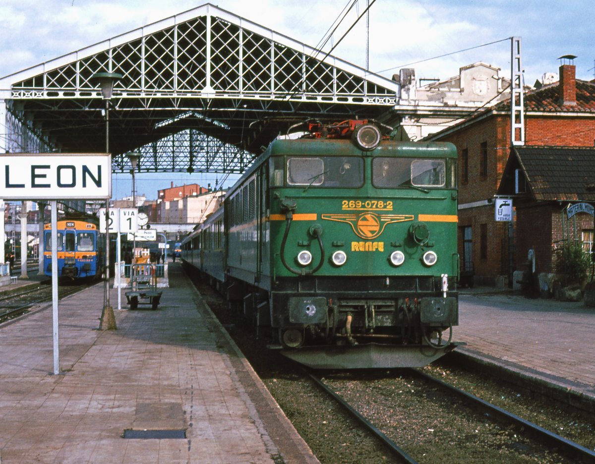 Die  Japonesa  269 078 der Renfe steht mit dem Rapido Gijon - Alsasua - Zaragoza - Barcelona abfahrbereit im Bahnhof Leon. Es ist der Oktober 1982. Die Modernisierung des Bahnhofs hat gerade erst begonnen - noch sind alle Weichen ortsbedient. Mittlerweile ist der Bahnhof aufgelassen, im Zuge des Baus von Hochgeschwindigkeitsstrecken wurde er durch einen etwas südlich gelegenen Neubau ersetzt.
Canon AE1, digitalisiert mit Canoscan.