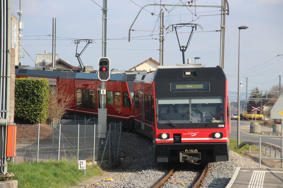 Die kleines bahn, das ist BTI (Biel-Täffelen-Ins). Hier das ist Endbahnhof, in Ins (BE)