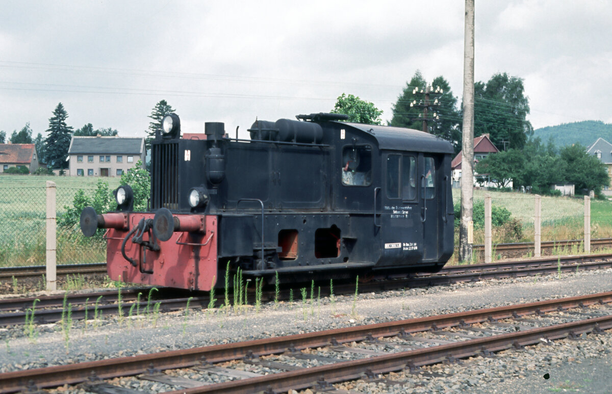 Die Kö 4022 in zweiter Besetzung bzw. DR 100 122 wurde nach ihrer Ausmusterung als Lok 1 beim VEB Früchteverarbeitung Sohlandt/Lausitzer Früchteverarbeitung Sohlandt eingesetzt. Die Aufnahme stammt vom 23.07.1991.