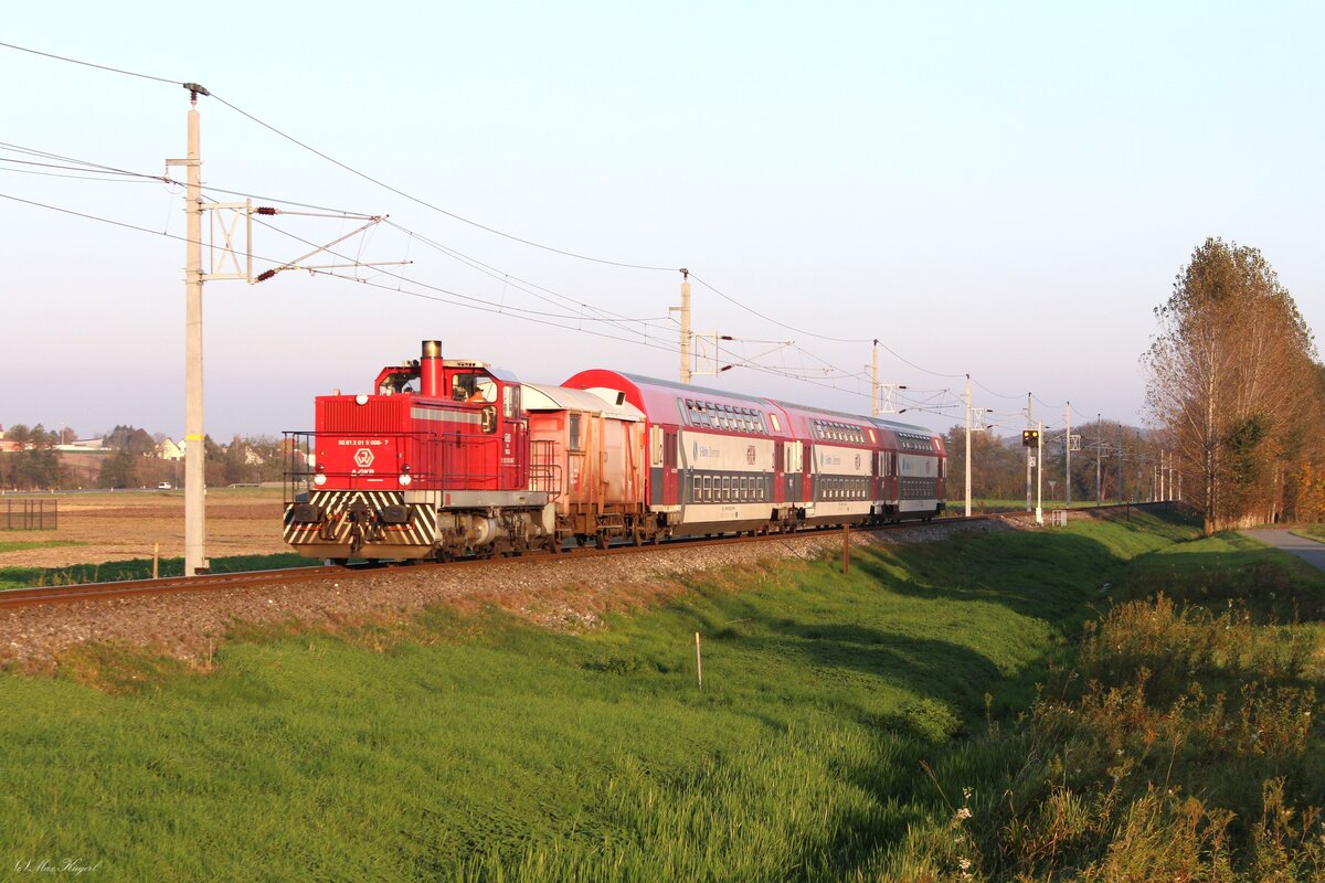 Die letzten Sonnenstrahlen des 22.10.2024 leuchten auf die 1500.6 die mit ihren drei Doppelstockwagen sowie dem Generatorwagen Diho 936 als S61 8567 von Graz Hbf kommend zwischen Groß-St.Florian und Frauental-Bad Gams bei Lebing in Richtung Wies-Eibiswald fährt.