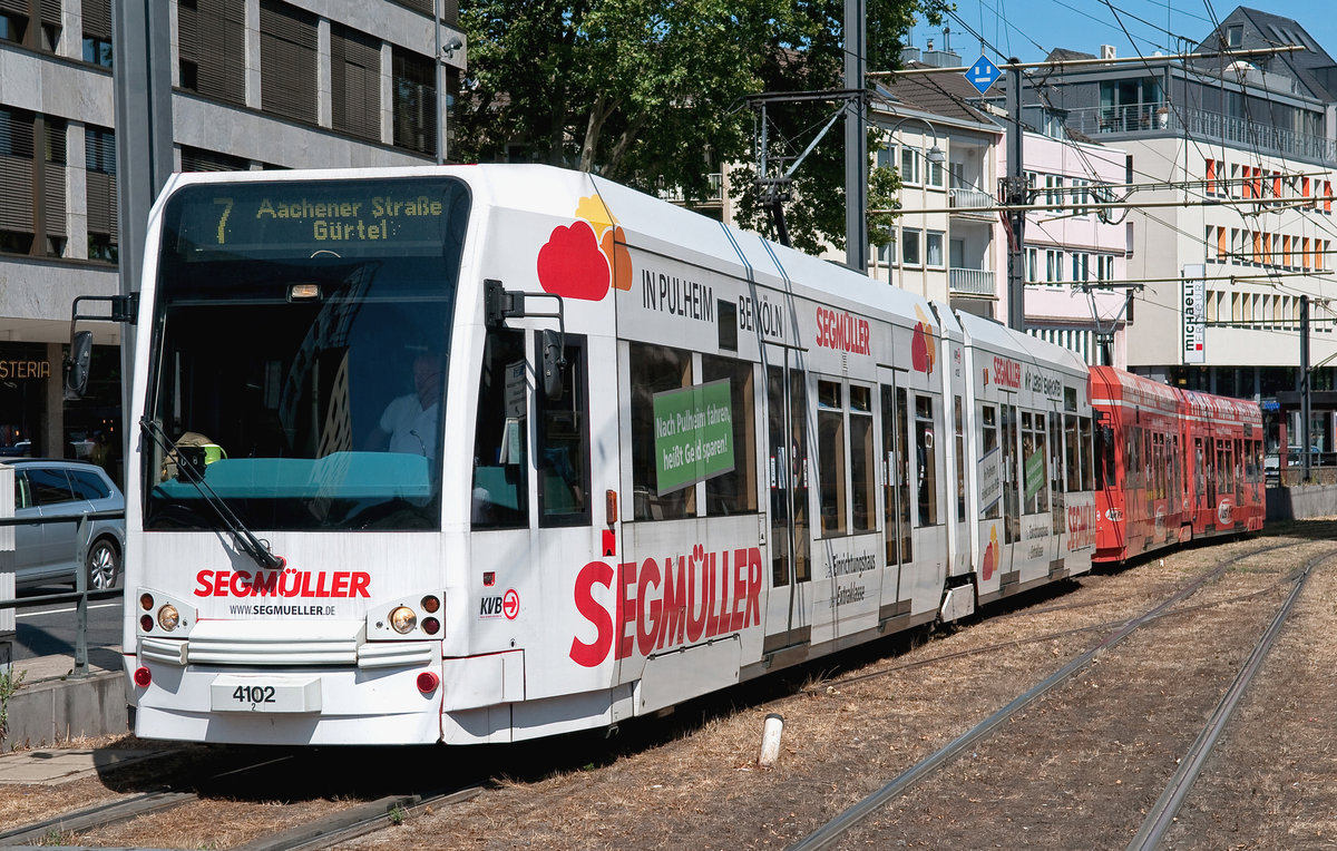 Die Linie 7 der KVB mit der Wagennummer 4102 auf dem Weg zur Achener Straße Gürtel. Aufgenommen am 23.7.2019.