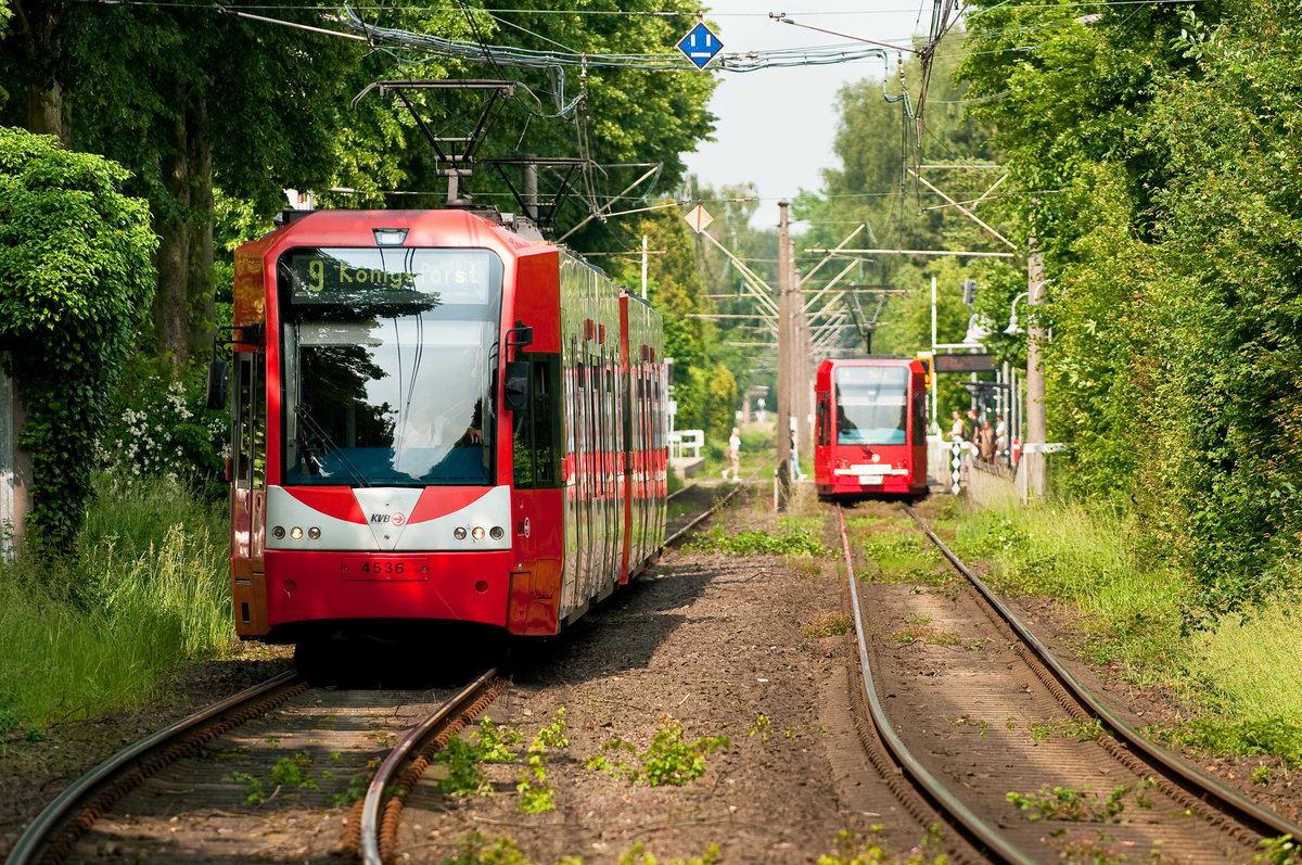 Die Linie 9 der KVB mit der Wagennummer 4536 auf dem Weg nach