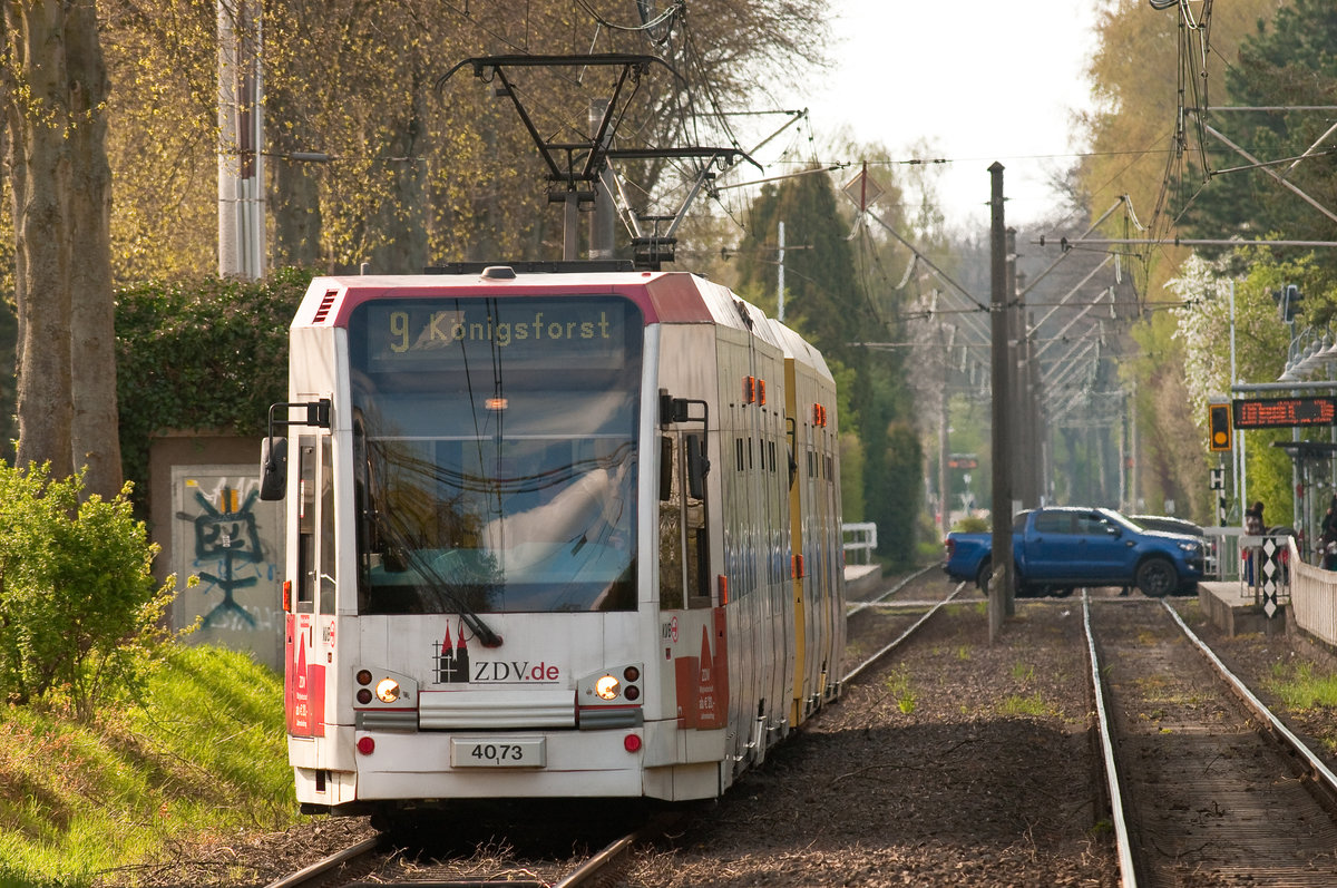 Die Linie 9 mit Wagennummer 4073 auf dem Weg nach Königsforst. Aufgenommen an der KVB-Haltestelle Rath/Heumar am 13.4.2019.
