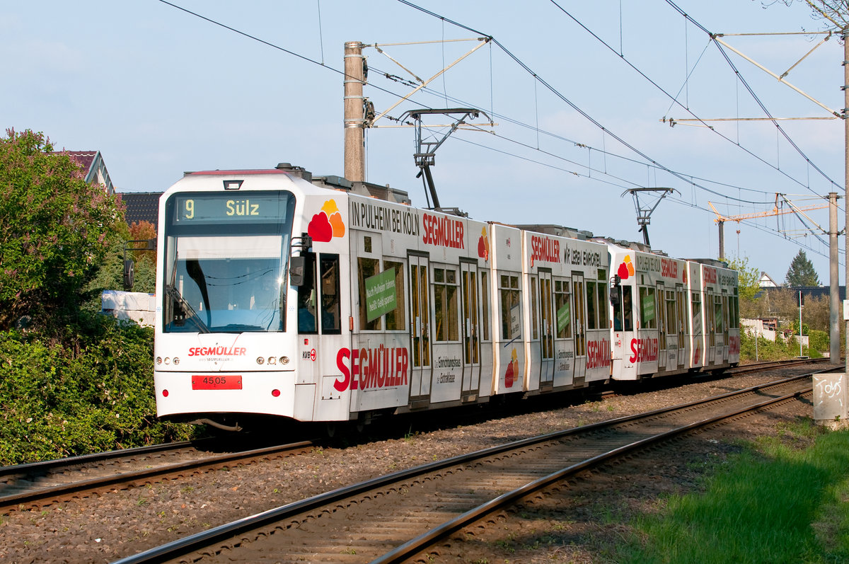 Die Linie 9 mit der Wagennummer 4505 auf dem Weg nach Sülz. Aufgenommen an der KVB-Haltestelle RATH-HEUMAR am 14.4.2019.