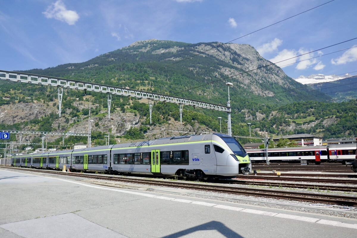 Die MIKA RABe 528 128 am 17.6.23 beim Bahnhof Brig abgestellt.