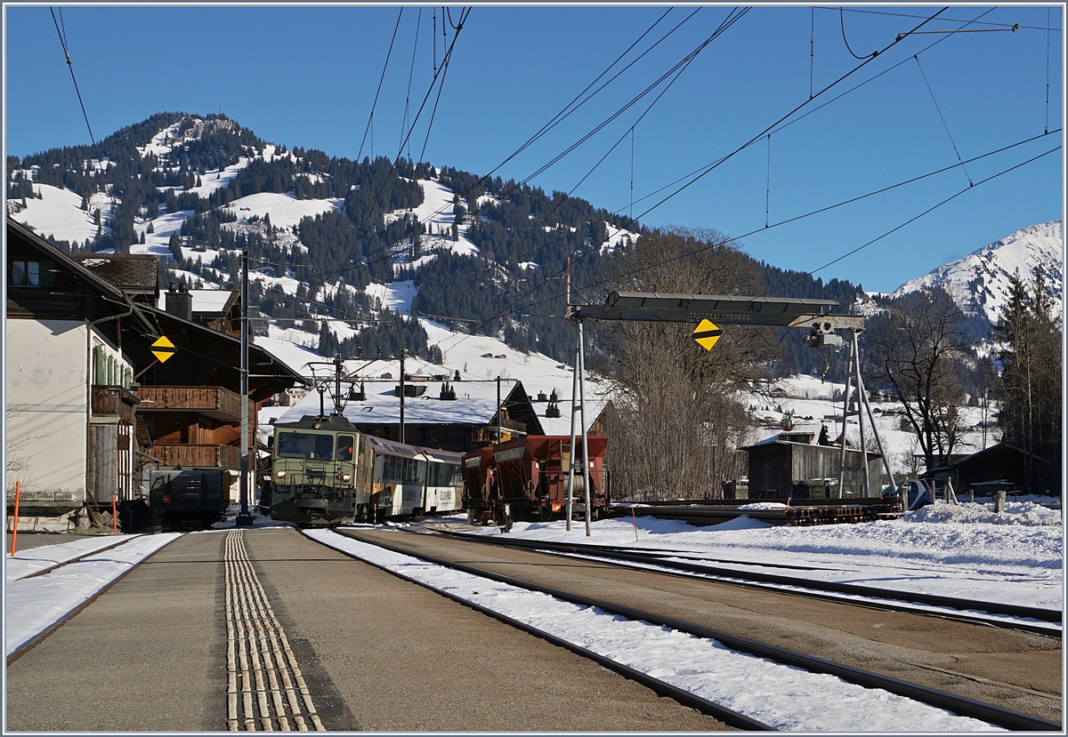 Die MOB GDe 4/4 6003 erreicht mit ihrem GoldenPass MOB Panoramic IR 2123 von Zweisimmen nach Montreux Saanen, wo doch etwas Schnee auf die eigentlich zur Zeit herrschende Jahreszeit hindeutet. 

6. Februar 2020