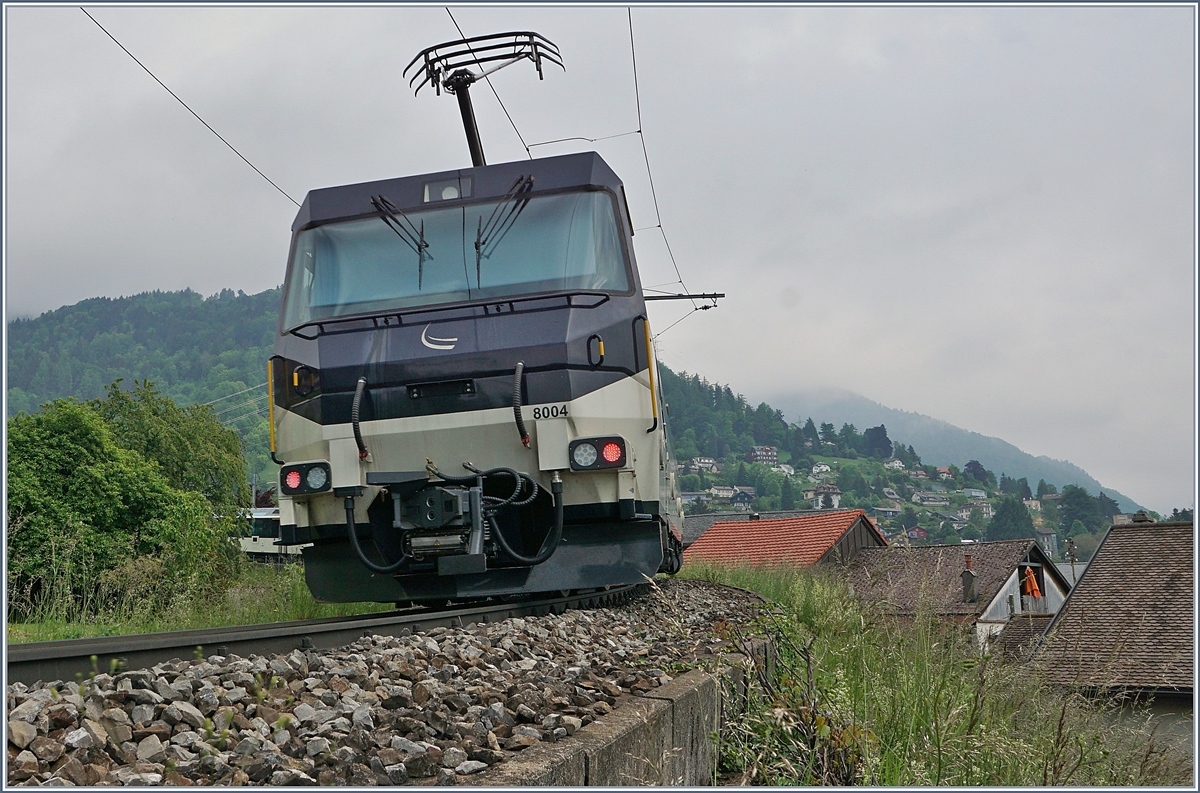 Die den MOB Golden Pass Panoramic RE 2228 schiedende MOB Ge 4/4 8004 in der legendären 240 Grad Kehre bei Sonzier, welche die Drehung der Drehgestelle stark beansprucht, wie ein Blick auf die Räder der Ge 4/4 8004 zeigt.

16. Mai 2020