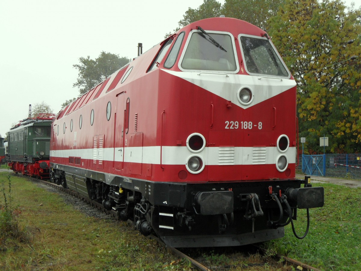 Die modernisierte 229 188 war zum DR-Dieselloktreffen
in Weimar ausgestellt, 12.10.2013