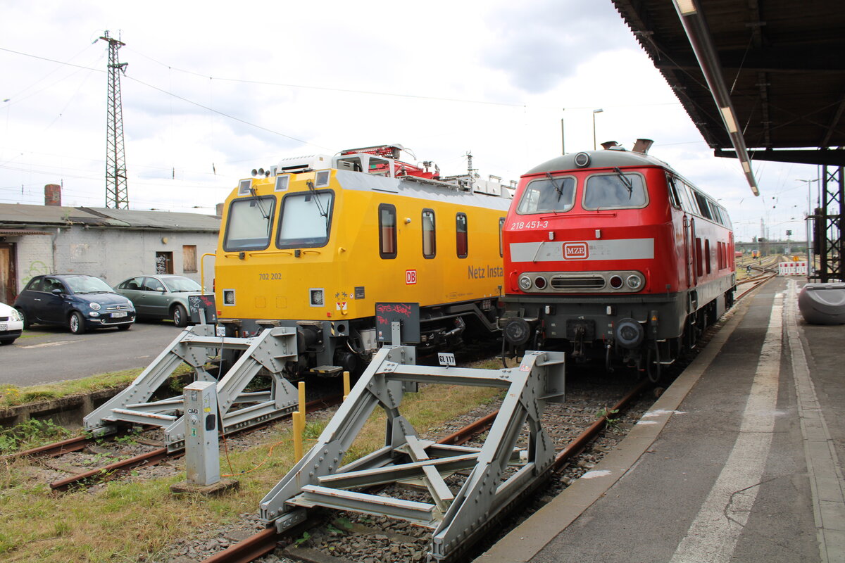 Die MZE 218 451-3 pausierte am 05.07.2024 zusammen mit dem DB Netz Instandhaltung 702 202 (99 80 9163 002-5 D-DBMP) in Hanau Hbf.