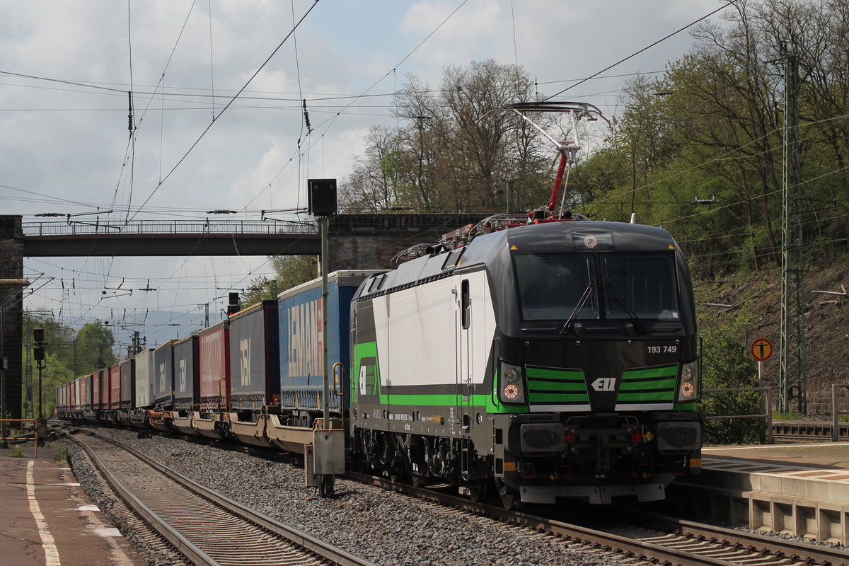 Die nagelneue 193 749 durchfuhr am 28.04.2019 mit Aufliegern den Bahnhof Eichenberg.