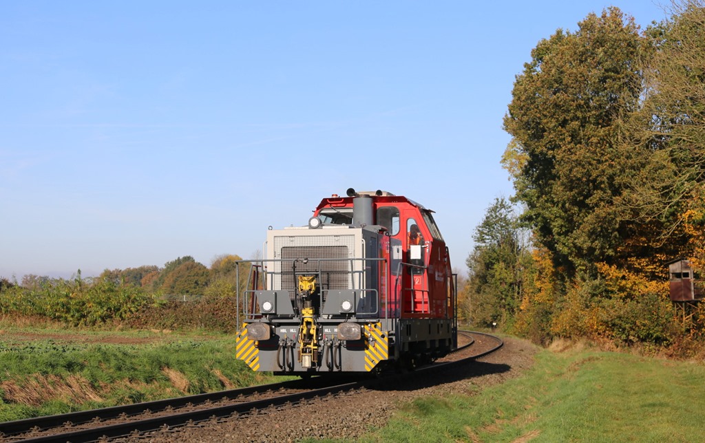 Die neue Gmeinder Lok 1 der Georgsmarienhütte hat einen Leerzug nach Hasbergen gebracht und ist nun hier im Ortsbereich 0hrbeck am 4.11.2024 u 10.43 Uhr auf dem Rückweg zum Stahlwerk in Georgsmarienhütte.