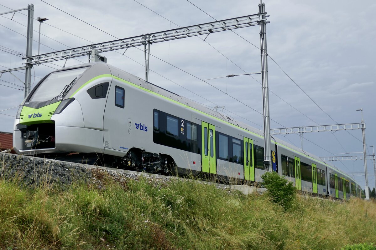 Die neue S-Bahn-MIKA RABe 528 204 (Übernahme 18.08.23) für die BLS am 22.6.23 in Brenzikofen abgestellt.