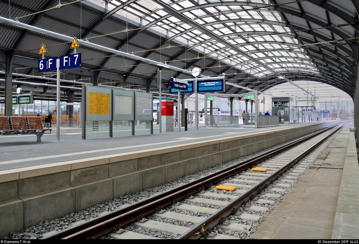 Die neue Westseite in Halle(Saale)Hbf: ein Rundgang (Bild 3)
***
Am ersten Adventssonntag wurden im Knoten Halle (Saale) die Bahnsteige 4/5 und 6/7 samt neuem Sanitärbereich und denkmalgerecht rekonstruierten Arkaden feierlich wiedereröffnet. In einer kleinen virtuellen Führung möchte ich Euch die modernisierten Anlagen vorstellen.

Nach der Besichtigung der Arkaden auf dem Hans-Dietrich-Genscher-Platz (Bahnhofsvorplatz) gehen wir zum Empfangsgebäude und nehmen die Treppe hoch zur Bahnhofslounge, in dessen Nähe sich auch der DB-Infopunkt Bau befindet, der interessante Einblicke in das hiesige Baugeschehen gibt. Von dort ausgehend gelangt man hinaus auf einen kleinen Weg zwischen Gebäude und Gleisanlagen (hier nicht ersichtlich), der sonst nur für Bahnmitarbeiter zugänglich ist.
Wir können hier schon einen Blick auf den Bahnsteig 6/7 erhaschen, an dem sich die beiden Gleise der Bahnstrecke Berlin–Halle (KBS 250) befinden, weshalb dort hauptsächlich der Fernverkehr halten soll. Im Vordergrund sind sehr gut die ETCS2-Balisen erkennbar, welche auf dem Großteil der Neu- und Ausbaustrecke München–Berlin (VDE 8) verbaut worden sind. Ebenso sind hier aber nach wie vor noch (Ks-)Signale und PZB-Gleismagneten vorhanden.
Noch fahren zum Aufnahmezeitpunkt im gesamten Bahnhof aber noch keine Züge. Erst am morgigen 2.12. um 4:00 Uhr wird die Westseite für den regulären Verkehr in Betrieb genommen. Seit dem 28.11. ist der Knoten voll gesperrt, um die neuen Gleisanlagen in die elektronische Stellwerkstechnik einzubinden.

[1.12.2019 | 15:49 Uhr]