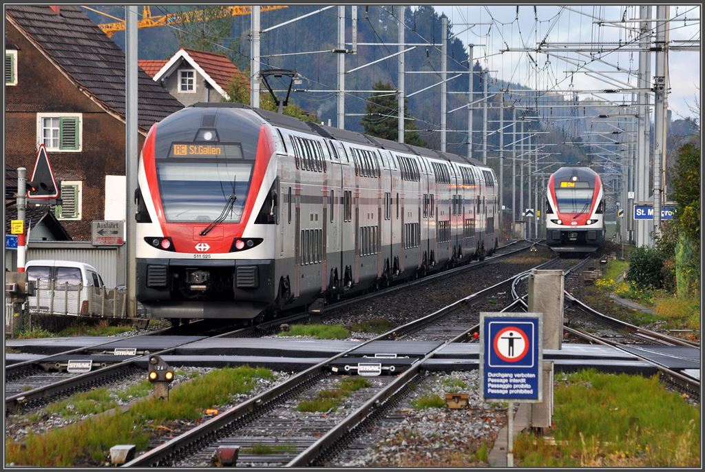 Die neuen REX kreuzen sich in St.Margrethen. 511 025 RE3820 Chur-St.Gallen und 511 027 RE3809 St.Gallen-Chur. (05.11.2013)