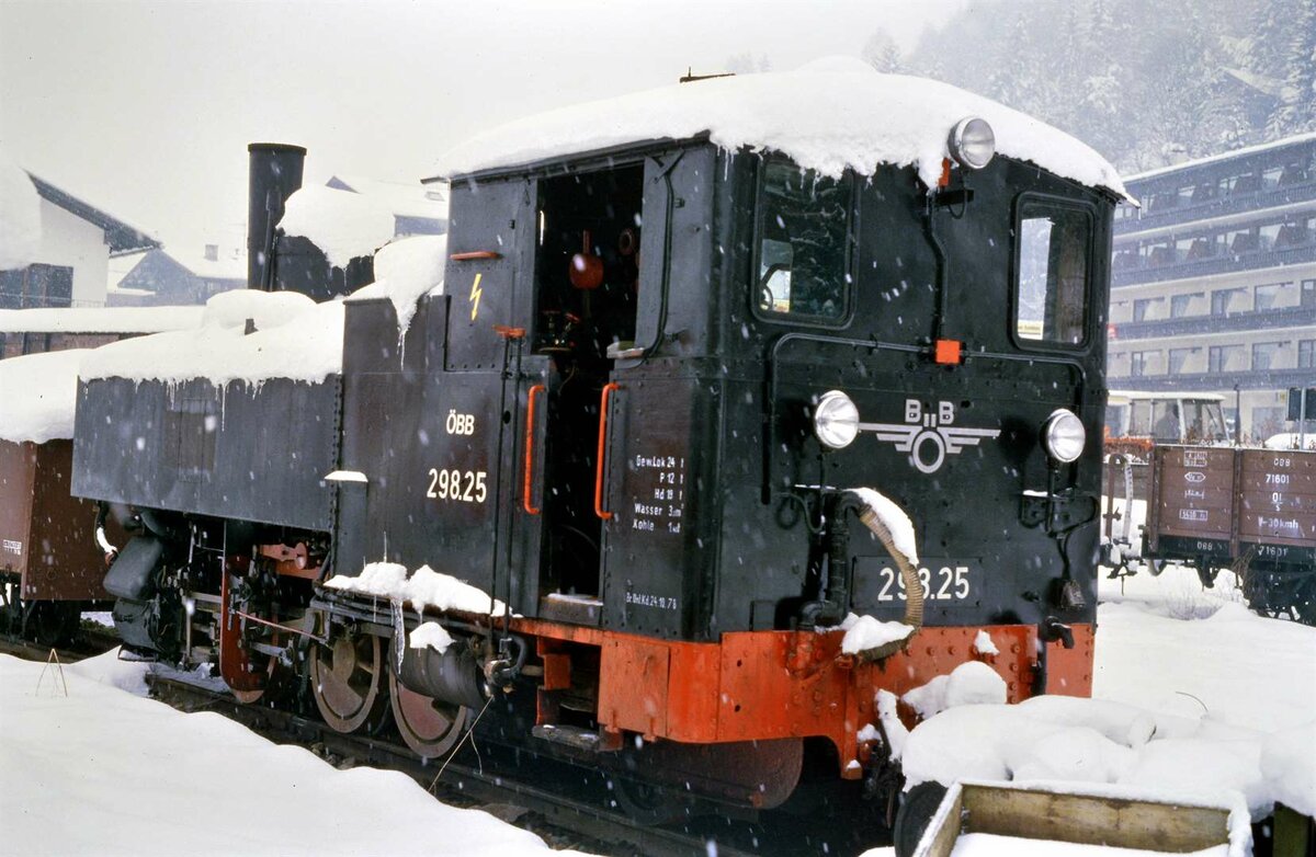 Die österreichische Dampflok 298.25 war bei der Bregenzerwaldbahn dem Schnee ausgesetzt.
Datum: 05.03.1984 