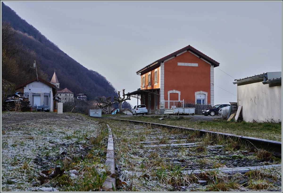 Die oft am Bahnhof gestellte Frage:  Wann fährt der nächste Zug?  erhält hier in Meillerie eine ganz andere Bedeutung. 
Immerhin gibt es Absichtserklärungen, dass hier einmal wieder Züge fahren sollen...

12. Februar 2022