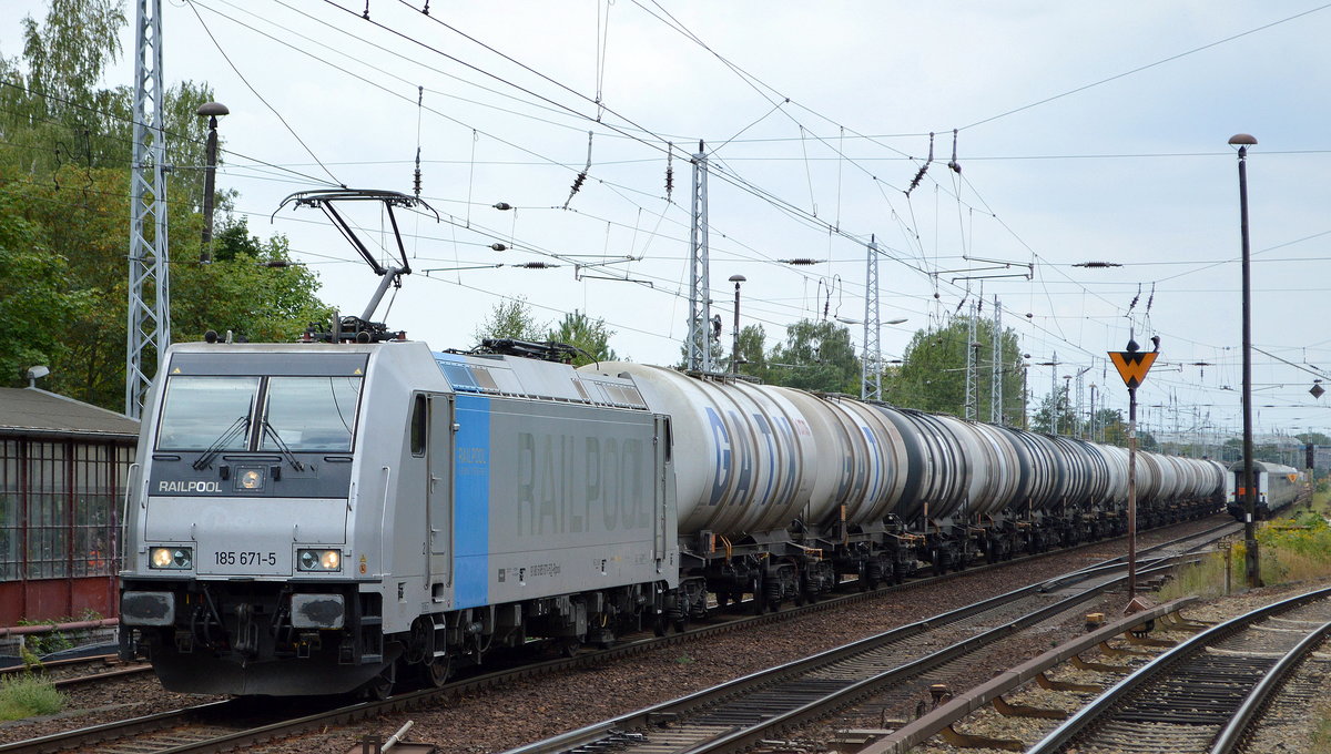 Die polnische Fa. LOTOS mit der Rpool   185 671-5  [NVR-Number: 91 80 6185 671-5 D-Rpool] und Kesselwagenzug (Xylole) Richtung Frankfurt/Oder am 14.08.18 Berlin-Hirschgarten.