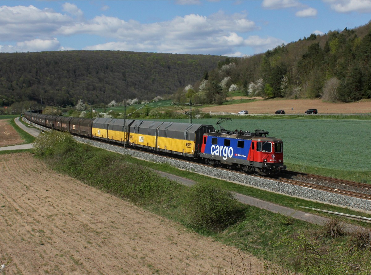 Die Re 421 373 mit einem Autozug am 18.04.2015 unterwegs bei Harrbach.