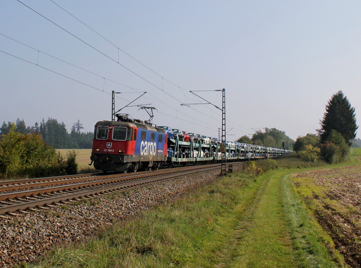 Die Re 421 384 mit einem Autozug am 08.10.2013 unterwegs bei Batzhausen.