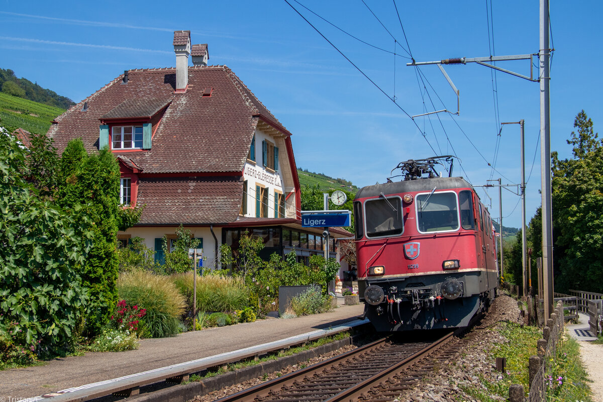 Die Re 4/4  11299 fährt mit einem Fanzug aus Basel durch Ligerz Richtung Genf. 11.8.2024